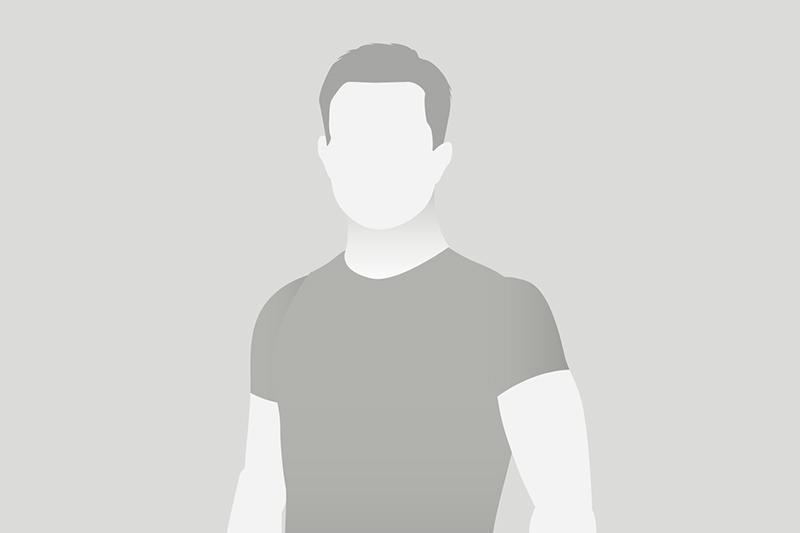 Die Silhouette eines Mannes steht vor einem grauen Hintergrund. Der Gesichtsausdruck und Details sind nicht sichtbar.