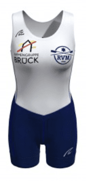 Renneinteiler RVM Sportanzug in Weiß und Blau mit Aufdruck „RVM“ und „Rudergruppe Bruck“ auf der Vorderseite.